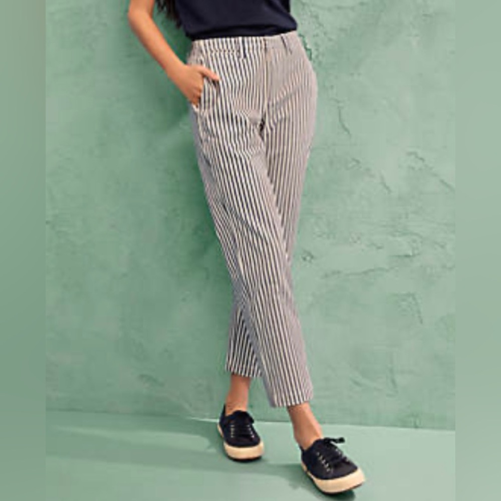 Lands End Seersucker Blue and White Capris